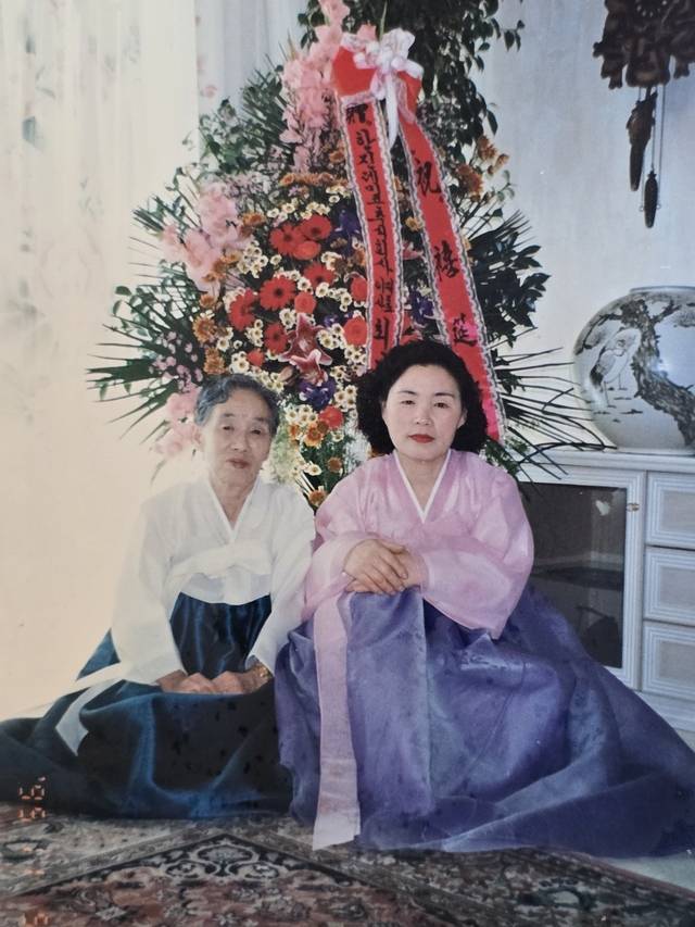 1994년 아버지 생신일에 어머니(왼쪽)와 작은누나가 함께 사진을 찍었다.