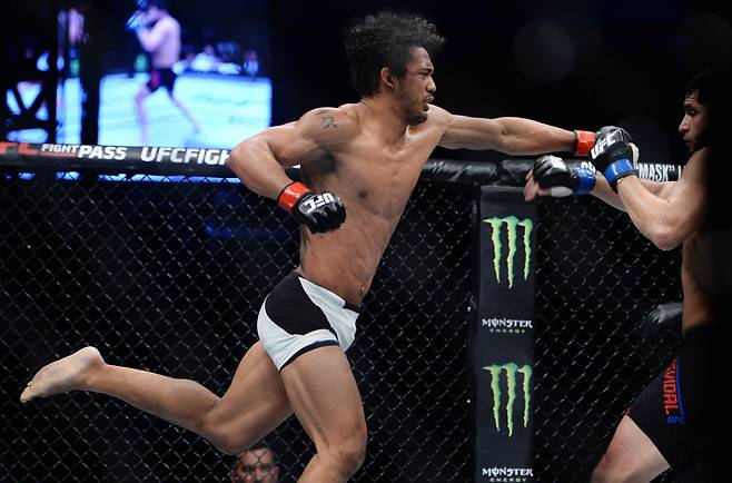 지난 2015년 11월 28일 서울 올림픽공원 체조경기장에서 열렸던 UFC 경기에서 벤 헨더슨이 호르헤 마스비달에게 슈퍼맨 펀치를 날리고 있다. [뉴시스]