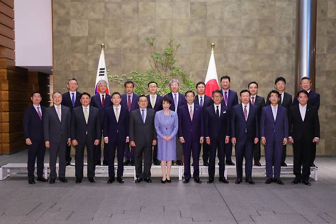 구자열 한일경제인협회 회장을 단장으로 하는 한국 경제인들은 18일 일본 도쿄 총리 관저에서 다카이치 사나에 총리를 예방했다. [한일경제인협회 제공]