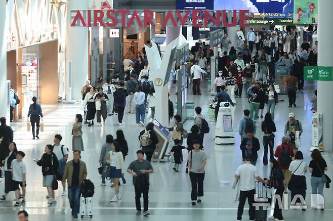 [인천공항=뉴시스] 권창회 기자 = 5월1일 인천국제공항 제1여객터미널 출국장에서 승객들이 발걸음을 옮기고 있다. 2026.05.01. kch0523@newsis.com