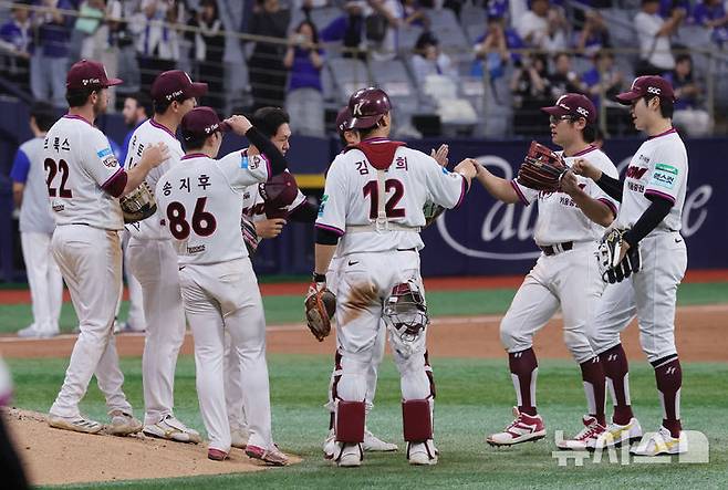 [서울=뉴시스] 홍효식 기자 = 26일 서울 구로구 고척스카이돔에서 열린 2026 KBO 리그 삼성 라이온즈와 키움 히어로즈의 경기, 2-0으로 승리한 키움 선수들이 기뻐하고 있다. 2026.04.26. yesphoto@newsis.com