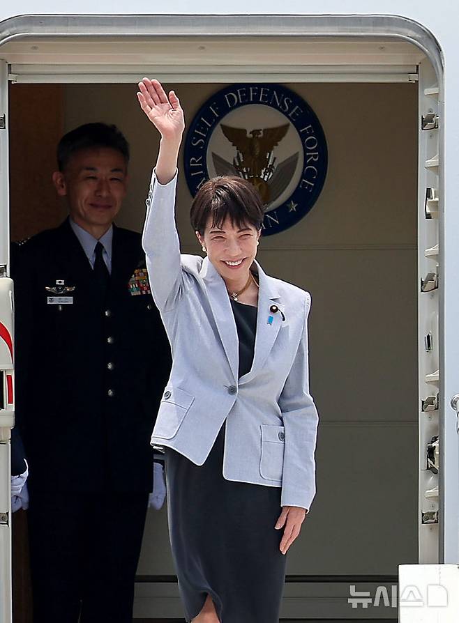[대구=뉴시스] 이무열 기자 = 한일 정상회담에 참석하는 다카이치 사나에 일본 총리가 19일 대구국제공항에 도착해 손을 흔들고 있다. 2026.05.19. lmy@newsis.com
