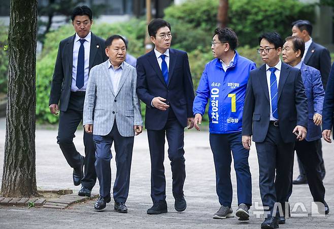 [서울=뉴시스] 정병혁 기자 = 정원오 더불어민주당 서울시장 후보가 19일 서울 양천구 목동 6단지를 찾아 아파트를 둘러보고 있다. 2026.05.19. jhope@newsis.com