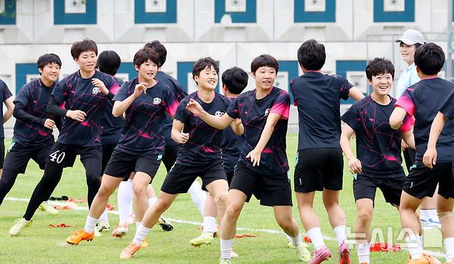 [수원=뉴시스] 황준선 기자 = 북한 내고향여자축구단 선수들이 19일 경기 수원시 수원월드컵경기장 연습경기장에서 훈련을 하고 있다. 내고향여자축구단은 오는 20일 수원종합운동장에서 수원FC위민과 2025~2026시즌 아시아축구연맹(AFC) 여자 챔피언스리그(AWCL) 4강전을 치른다. 2026.05.19. hwang@newsis.com
