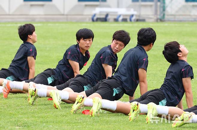 [수원=뉴시스] 황준선 기자 = 북한 내고향여자축구단 선수들이 19일 경기 수원시 수원월드컵경기장 연습경기장에서 훈련을 하고 있다. 내고향여자축구단은 오는 20일 수원종합운동장에서 수원FC위민과 2025~2026시즌 아시아축구연맹(AFC) 여자 챔피언스리그(AWCL) 4강전을 치른다. 2026.05.19. hwang@newsis.com