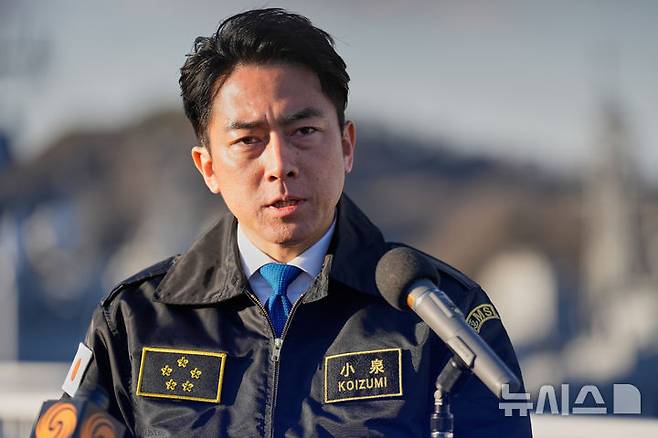 [요코스카=AP/뉴시스] 19일 니혼게이자이신문 등에 따르면 일본 정부계 금융기관인 일본정책투자은행(DBJ)이 일본 내 무기 제조 관련 기업에 대한 투자와 융자를 사실상 허용했다. 고이즈미 신지로 일본 방위상이 2026년 1월30일 도쿄 남쪽 가나가와현 해상자위대 요코스카지방총감부에서 취재진과 대화하고 있는 모습. 2026.05.19.