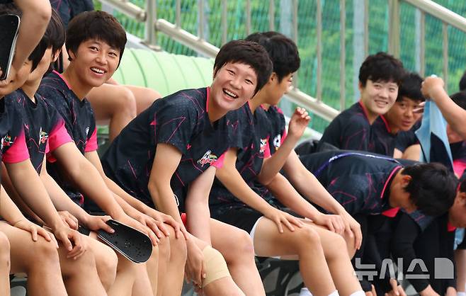 [수원=뉴시스] 황준선 기자 = 북한 내고향여자축구단 선수들이 19일 경기 수원시 수원월드컵경기장 연습경기장에서 훈련을 준비하고 있다. 내고향여자축구단은 오는 20일 수원종합운동장에서 수원FC위민과 2025~2026시즌 아시아축구연맹(AFC) 여자 챔피언스리그(AWCL) 4강전을 치른다. 2026.05.19. hwang@newsis.com