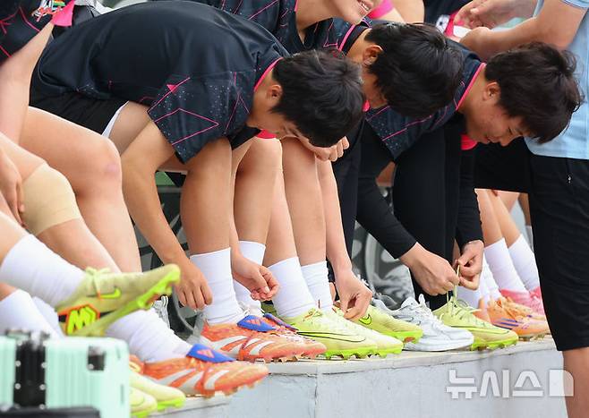 [수원=뉴시스] 황준선 기자 = 북한 내고향여자축구단 선수들이 19일 경기 수원시 수원월드컵경기장 연습경기장에서 훈련을 준비하고 있다. 내고향여자축구단은 오는 20일 수원종합운동장에서 수원FC위민과 2025~2026시즌 아시아축구연맹(AFC) 여자 챔피언스리그(AWCL) 4강전을 치른다. 2026.05.19. hwang@newsis.com