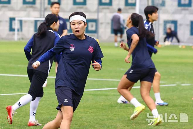 [수원=뉴시스] 황준선 기자 = 수원FC위민 지소연이 19일 경기 수원시 수원월드컵경기장 연습경기장에서 훈련을 하고 있다. 수원FC위민은 오는 20일 수원종합운동장에서 북한 내고향여자축구단과 2025~2026시즌 아시아축구연맹(AFC) 여자 챔피언스리그(AWCL) 4강전을 치른다. 2026.05.19. hwang@newsis.com
