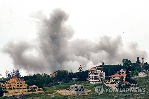 휴전중 이스라엘군의 공습으로 연기가 치솟는 레바논 남부 마을 [AFP=연합뉴스 제공]