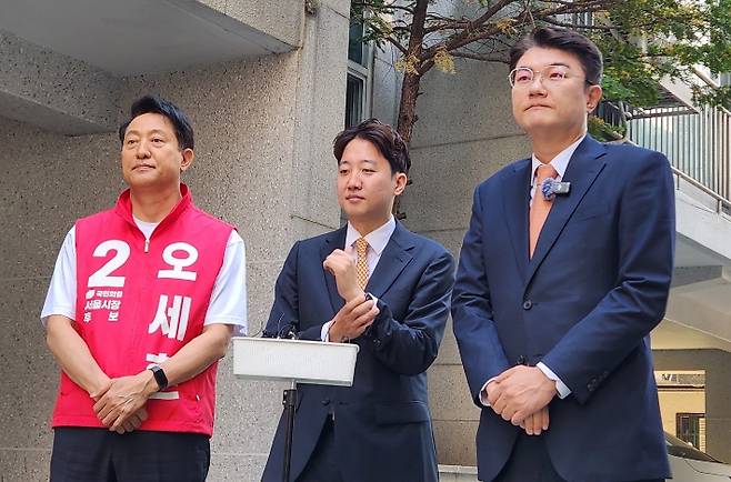 국민의힘 오세훈 서울시장 후보(왼쪽부터), 개혁신당 이준석 대표 및 김정철 서울시장 후보가 16일 서울 노원구 공릉동의 한 원룸을 방문해서 청년 주거 현장 간담회를 가진 뒤 백브리핑하고 있다. 연합뉴스