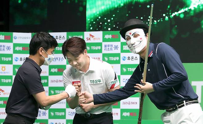 'TS샴푸 PBA 챔피언십 2021' 남자부 8강전에서 해커가 김남수를 꺾고 인사하는 모습. PBA