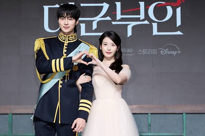 왼쪽부터 배우 변우석, 아이유. MBC 제공