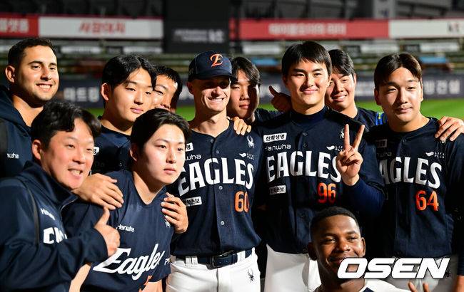 [OSEN=수원, 박준형 기자]프로야구 한화 이글스가 KT 위즈를 잡고 2연승을 달성했다.김경문 감독이 이끄는 한화는 15일 수원 케이티위즈파크에서 열린 2026 신한 SOL KBO리그 KT와의 원정경기에서 5-3으로 승리했다. 이날 승리로 한화는 시즌 전적 19승21패를 만들었다. 반면 2연패에 빠진 KT는 24승15패1무를 마크하게 됐다.경기종료 후 한화 쿠싱이 동료들과 기념 사진을 찍고 있다.    2026.05.15 / soul1014@osen.co.kr