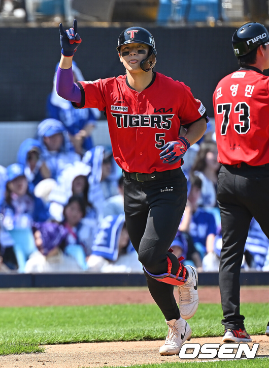 [OSEN=대구, 이석우 기자] 17일 대구삼성라이온즈파크에서 2026 신한 SOL KBO 리그 삼성 라이온즈와 KIA 타이거즈의 경기가 열렸다.홈팀 삼성은 최원태가, 방문팀 KIA는 김태형이 선발 출전했다.KIA 타이거즈 김도영이 2회초 2사 2루 좌월 2점 홈런을 치고 세리머니를 하고 있다. 2026.05.17 / foto0307@osen.co.kr