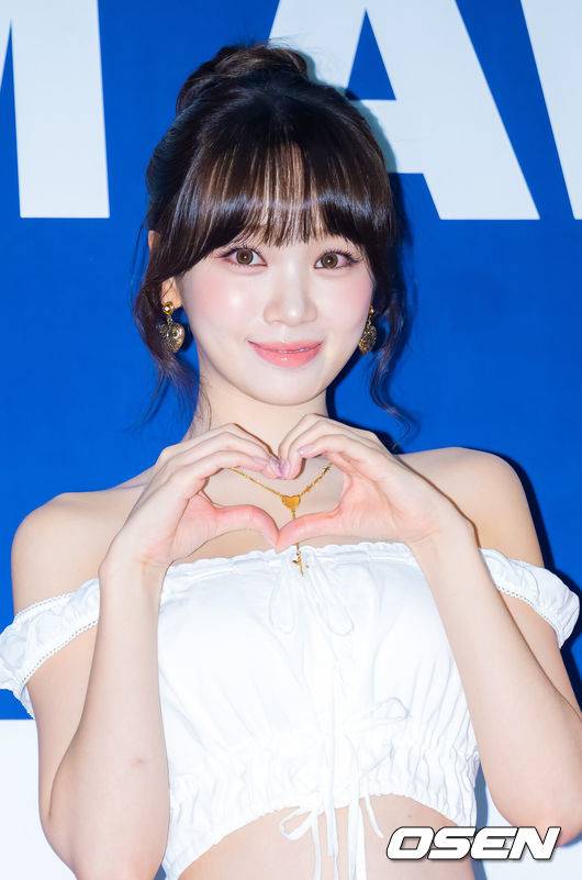 [OSEN=민경훈 기자] 21일 오후 서울 송파구 잠실실내체육관에서 '2025&nbsp;케이 월드 드림 어워즈'(2025 K WORLD DREAM AWARDS) 블루카펫 및 포토월 행사가 진행됐다.지난&nbsp;2017년 '제1회 소리바다 베스트 케이뮤직 어워즈'로 출발해 올해로&nbsp;9년째 이어지고 있는 이 시상식은 글로벌 시장에서 케이팝을 빛내고 있는 주역들과 셀럽들이 한자리에 모여 다채로운 볼거리를 제공한다.르세라핌(LE SSERAFIM) 김채원이 입장하며 포즈를 취하고 있다. 2025.08.21 /rumi@osen.co.kr