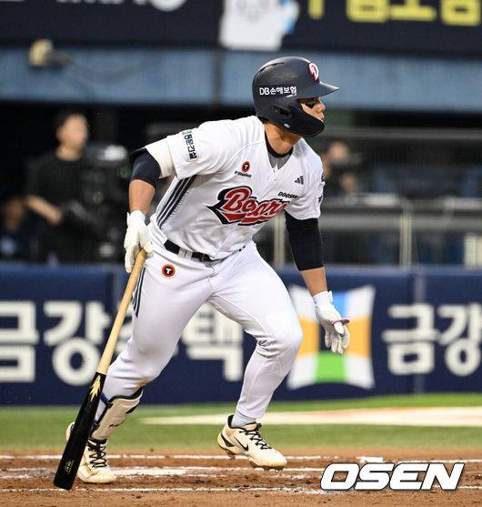 [OSEN=잠실, 이대선 기자] 19일 서울 잠실야구장에서 2026 신한 SOL KBO리그 두산 베어스와 NC 다이노스의 경기가 열렸다.이날 두산은 최민석, NC는 테일러를 선발로 내세웠다.2회말 2사 3루에서 두산 오명진이 우전 적시타를 치고 있다. 2026.05.19 /sunday@osen.co.kr