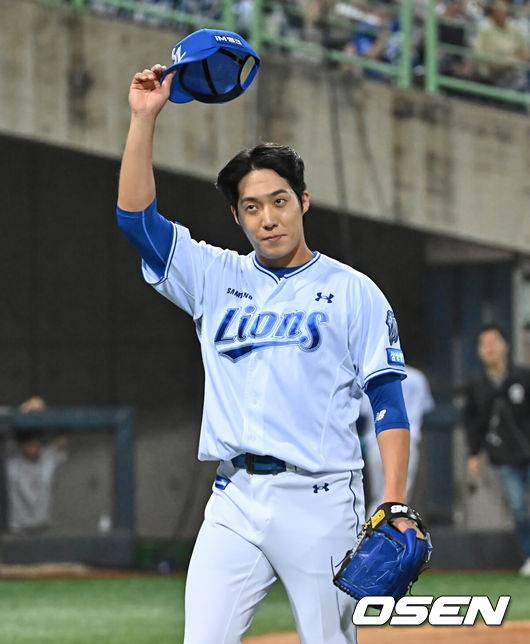 [OSEN=포항, 이석우 기자] 19일 포항야구장에서 2026 신한 SOL KBO 리그 삼성 라이온즈와 KT 위즈의 경기가 열렸다. 홈팀 삼성은 원태인이, 방문팀 KT는 보쉴리가 선발 출전했다. 삼성 라이온즈 선발 투수 원태인이 6회초 2사 3루 KT 위즈 김상수를 2루수 직선타로 잡고 팬들에게 인사를 하고 있다. 2026.05.19 / foto0307@osen.co.kr