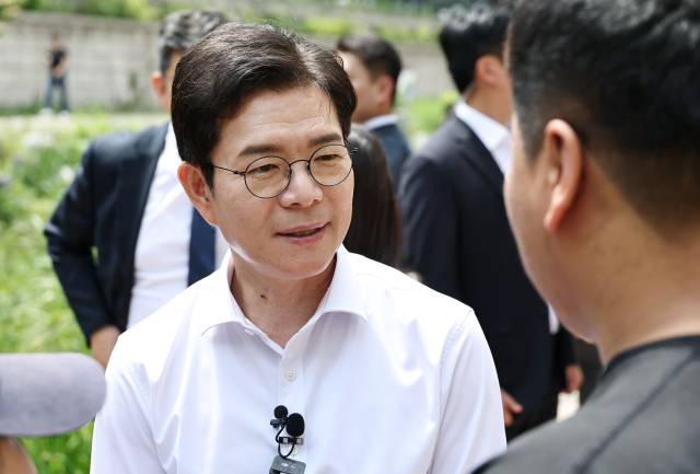 ▲더불어민주당 정원오 서울시장 후보가 18일 서울 종로구 청계천 광교 아래에서 열린 찾아가는 서울 인(人)터뷰 '청년 서울살이편'에서 청년들과 만나 대화하고 있다. ⓒ연합뉴스