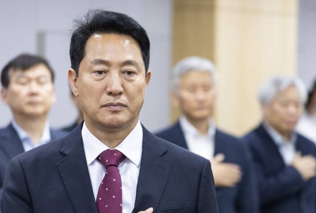 ▲국민의힘 오세훈 서울시장 후보가 18일 국회 의원회관에서 열린 이재명 정부 1년 부동산 정책 평가 토론회에 참석해 국기에 경례하고 있다. ⓒ연합뉴스