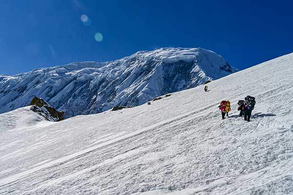 메소칸토패스(5,245m) 못미처 경사면을 지나는 스테프들.