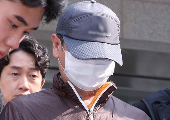 인천 송도에서 사제 총기로 아들을 살해한 60대 남성이 지난해 7월30일 인천논현경찰서에서 검찰로 송치되고 있다. 뉴스1