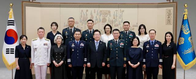 이재명 대통령이 지난 2025년 9월 2일 용산 대통령실 청사에서 열린 대장 진급·보직 신고 및 삼정검 수치 수여식에서 대장 진급 장성 및 가족과 기념촬영을 하고 있다. 연합뉴스