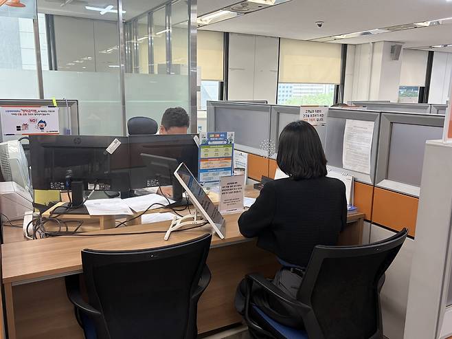 18일 서울 중구 신용회복위원회 서울중앙지부에서 한 이용자가 채무 조정 상담을 받고 있다. 사진=도혜원 기자