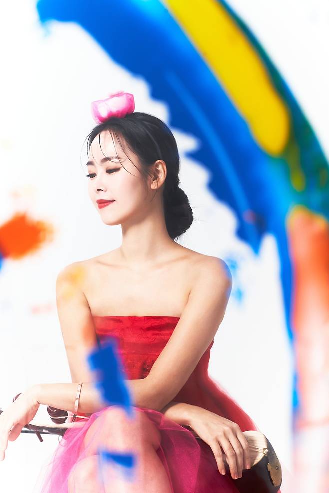 해금연주자이자 작가로 활동 중인 천지윤.                     사진제공 해금서가