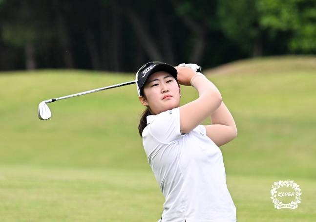 김도희E가 19일 'KLPGA 2026 다산베아채 골프앤리조트 점프투어 with SBS골프 5차전' 최종 2라운드에서 아이언샷을 날리고 있다. /사진=KLPGA 제공