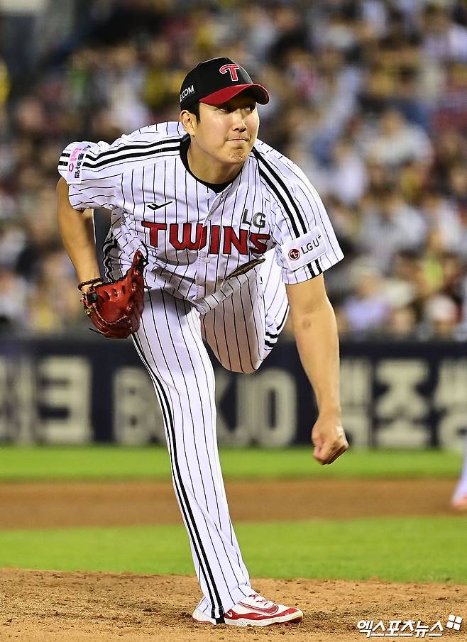 13일 오후 서울 송파구 잠실야구장에서 열린 '2026 신한 SOL Bank KBO리그' 삼성 라이온즈와 LG 트윈스의 경기, 9회초 LG 손주영이 역투하고 있다. 엑스포츠뉴스 DB
