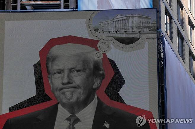 18일(현지시간) 미국 뉴욕 타임스스퀘어에 뜬 전광판 [로이터=연합뉴스]