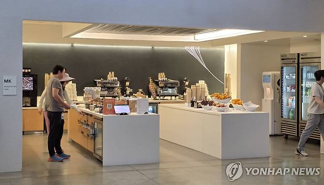 구글 베이뷰 캠퍼스에 마련된 마이크로 키친 (마운틴뷰<캘리포니아>=연합뉴스) 한상용 기자 = 세계 최대 개발자 행사인 '구글 I/O' 개막을 하루 앞둔 18일(현지시간) 미국 캘리포니아주 마운틴뷰 구글 베이뷰 캠퍼스에 마이크로 키친이 마련돼 있다. 2026.5.19 gogo213@yna.co.kr