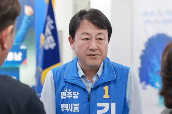 김용남 더불어민주당 평택을 국회의원 재선거 후보가 20일 평택시 자신의 선거사무소에서 열린 고덕신도시특보단 간담회 참석자들과 대화하고 있다. 2026.5.20 /연합뉴스