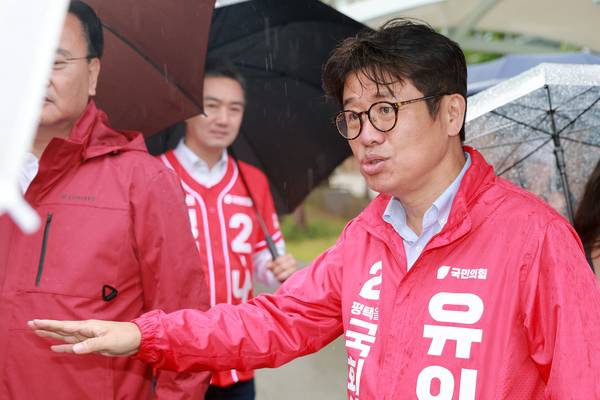 유의동 국민의힘 평택을 국회의원 재선거 후보가 20일 평택시 수도권 전철 1호선 서정리역 인근에서 평택을 교통현안 간담회 참석자와 대화하고 있다. 2026.5.20 /연합뉴스