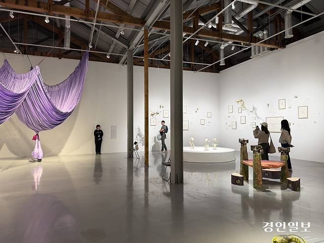 지난 14일 인천아트플랫폼 전시관에서 기획전시 ‘변신연습’을 관람 중인 시민들. 2026.5.14 /백효은기자 100@kyeongin.com