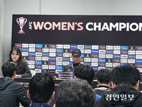 여자축구 WK리그 수원FC 위민 박길영 감독이 20일 수원종합운동장에서 열린 2025-2026 아시아축구연맹(AFC) 여자챔피언스리그(AWCL) 4강전에서 패배한 뒤 침울한 표정으로 기자회견을 하고 있다. 2026.5.20 /이영선기자 zero@kyeongin.com