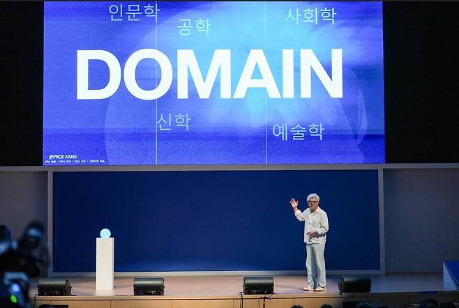 ▲두 번째 교수 특강에서 강승모 교수는 "현재 많은 사람이 LLM 기반 대화형 AI를 사용하고 있지만 앞으로는 AI의 두뇌와 물리적 하드웨어가 결합한 피지컬 AI와 AGI 시대가 도래할 것"이라고 강조했다. 특히 그는 "AI 에이전틱 시대에는 인간 지성을 강화하는 인문학·공학·사회학 등 다양한 전공 기반의 도메인(DOMAIN) 역량이 더욱 중요해진다"라고 설명했다. (사진은 AI를 활용하기 위해 인간 지성을 강화하는 인문학·공학·사회학 등 다양한 전공 기반의 도메인 역량 강화를 위한 융합적 사고를 강조하는 강승모 교수) /사진제공=한세대학교