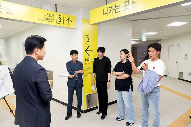 ▲ 지난해 9월 인천시의회 건설교통위원회가 동수역 3번 출구 이설 공사 현장을 둘러보고 있다. /사진제공=인천시의회