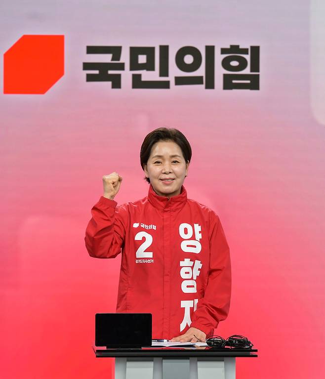 제9회 전국동시지방선거 경기도지사 후보자대담 녹화가 진행된 19일 오전 수원특례시 팔달구 SK브로드밴드 스튜디오에서 국민의힘 양향자 경기도지사 후보가 기념촬영을 하고 있다. 사진=경기사진공동취재단