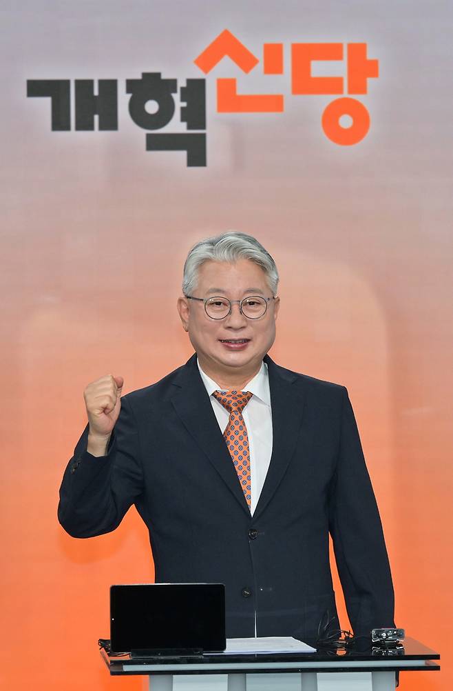 제9회 전국동시지방선거 경기도지사 후보자대담 녹화가 진행된 19일 오전 수원특례시 팔달구 SK브로드밴드 스튜디오에서 개혁신당 조응천 경기도지사 후보가 기념촬영을 하고 있다. 사진=경기사진공동취재단