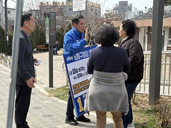 이병래 더불어민주당 남동구청장 후보가 주민들과 만나 이야기를 나누고 있다. [사진=이병래 선거캠프]