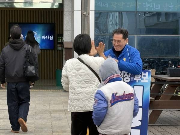 이병래 더불어민주당 남동구청장 후보가 주민들과 하이파이브를 나누고 있다. [사진=이병래 선거캠프]