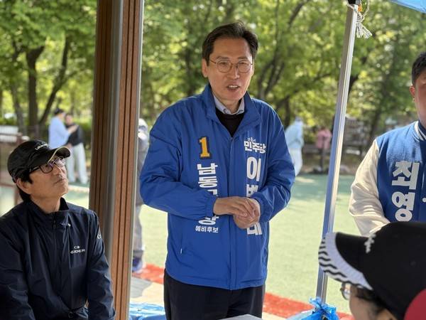 이병래 더불어민주당 남동구청장 후보가 주민들과 만나 이야기를 나누고 있다. [사진=이병래 선거캠프]