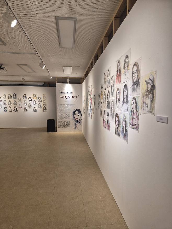 반영섭 작가 초대전 전시실 사진.(사진=음성군 제공)