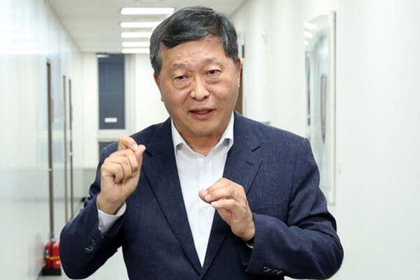 박수근 중앙노동위원장이 19일 정부세종청사 중앙노동위원회에서 열린 삼성전자 2차 사후조정 2일차 회의 도중 가진 휴게시간에 취재진의 질문에 답하고 있다. 공동취재​