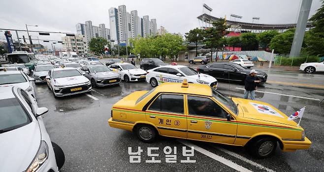 '5·18 차량 행진' 민주기사의 날제46주년 민주기사의날 기념식이 20일 광주기아챔피언스필드에서 열린 가운데 민주기사동지회 소속 택시기사들이 80년 5월 당시 차량시위 재현에 앞서 임을 위한 행진곡을 부르고 있다. /임문철 기자 35mm@namdonews.com
