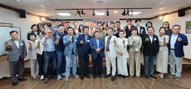 전북일보 리더스 아카데미 13기 9강이 지난 19일 전북일보사 화하관에서 열려 강연에 나선 나태주 시인이 원우들과 기념촬영을 하고 있다. 오세림 기자
