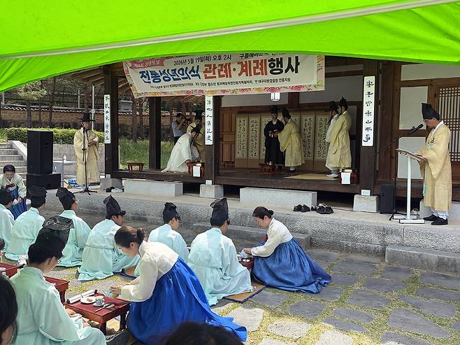 구름에리조트 구인당에서 열린 ‘전통 성년식 행사’에서 지역 청소년들이 전통 성년례를 체험하고 있다. /안동시 제공