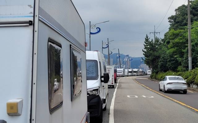 2024년 여름께 경남 창원시 성산구 삼귀해안도로에 장기 주차된 카라반 등 캠핑 차량. 강대한 기자